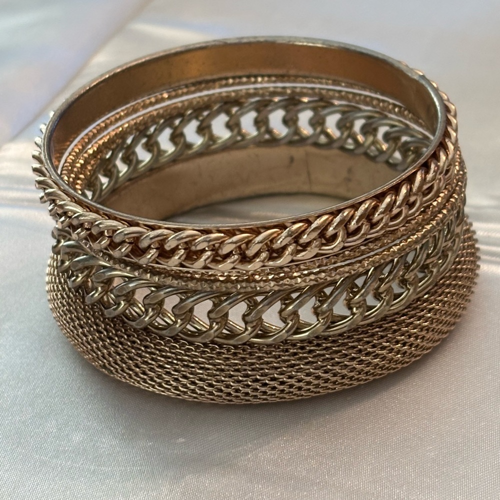 ♥️♥️ Elegant Gold-Tone Bracelet Set of 6